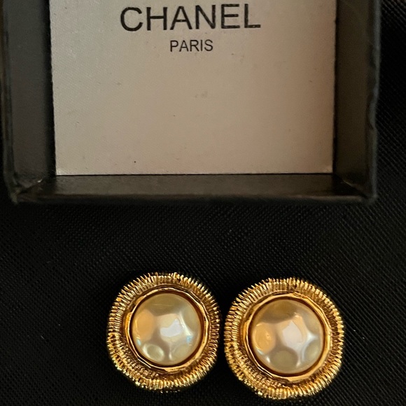Authentic, Iconic and classic vintage 1980s era Chanel Clip on earrings - Picture 6 of 10